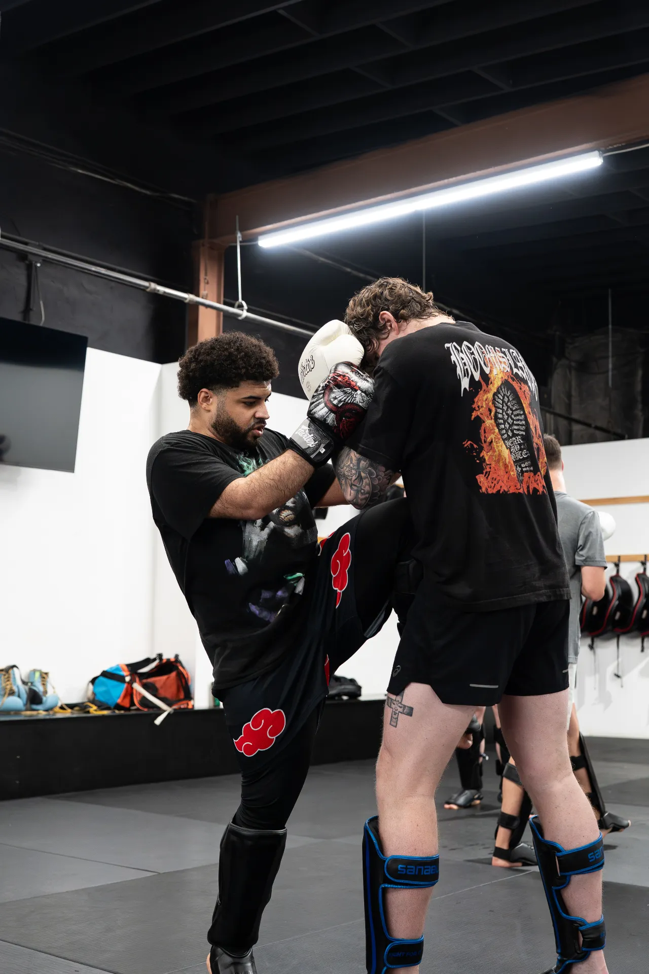 Body kick landing in a controlled partner round